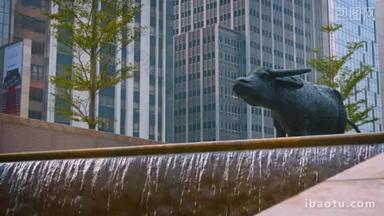 水牛的雕塑。勤劳和耐心的象征。站在香港市中心的公园喷泉里。中国.